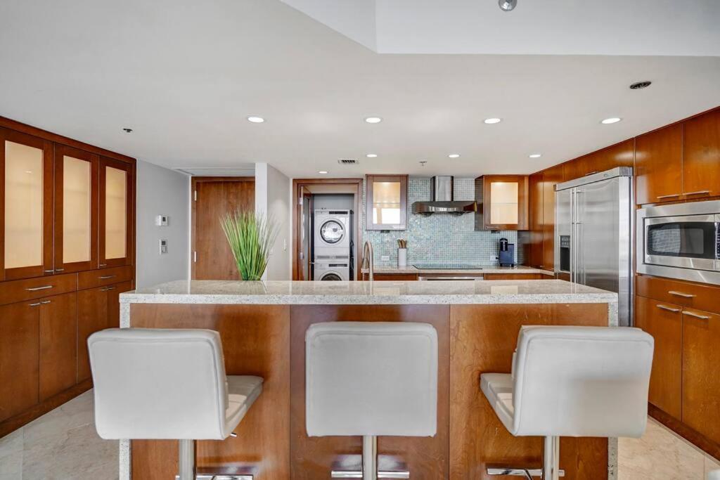 Only In My Dreams! Direct Water View Luxury Appartamento